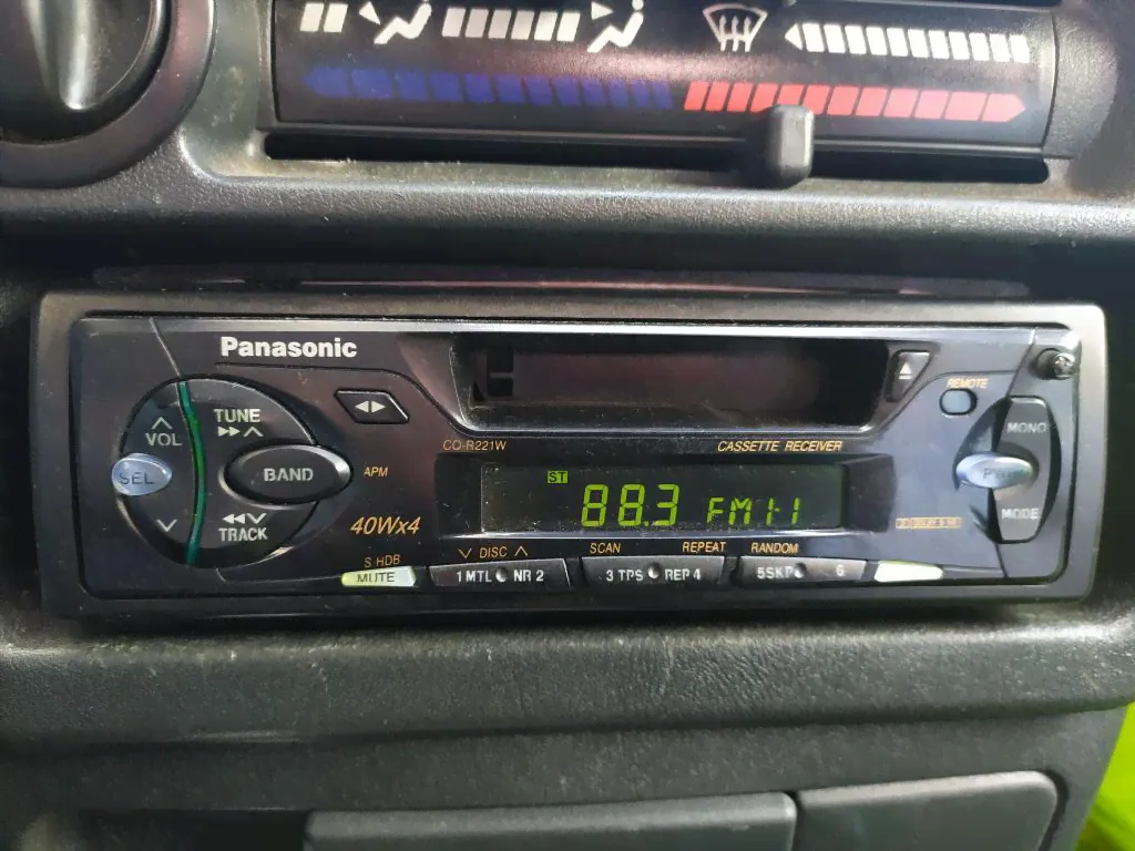 Автомагнитола кассетная Panasonic CQ - R221W 4х40 Вт отл.